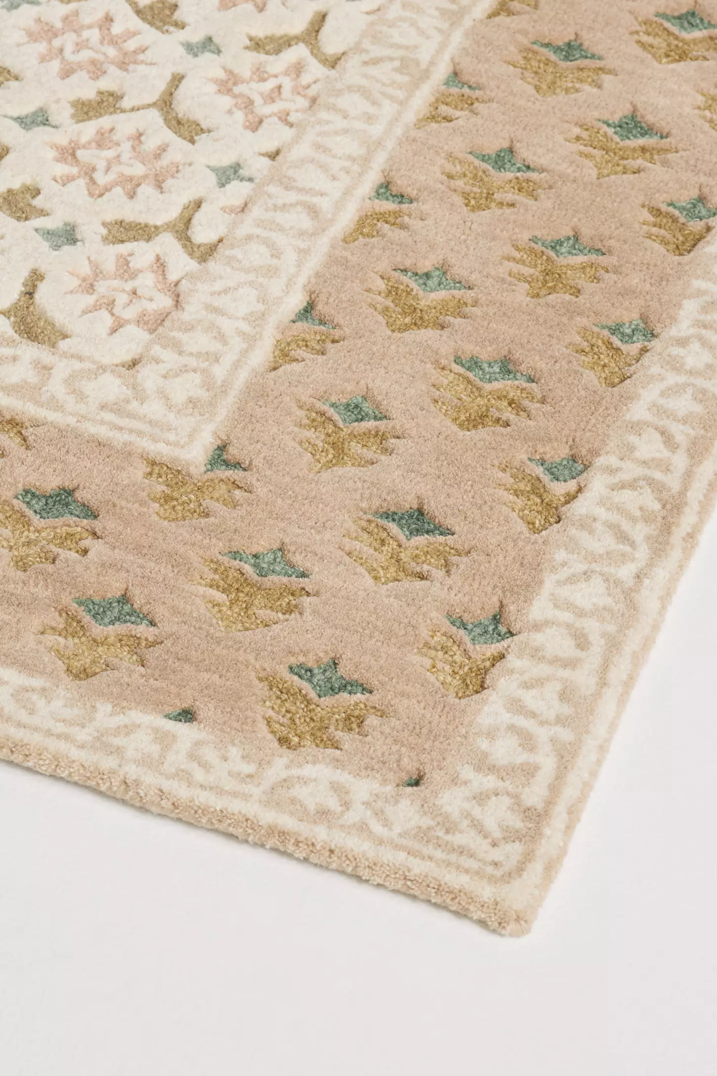 Greige Woolen Hand-Tufted Carpet