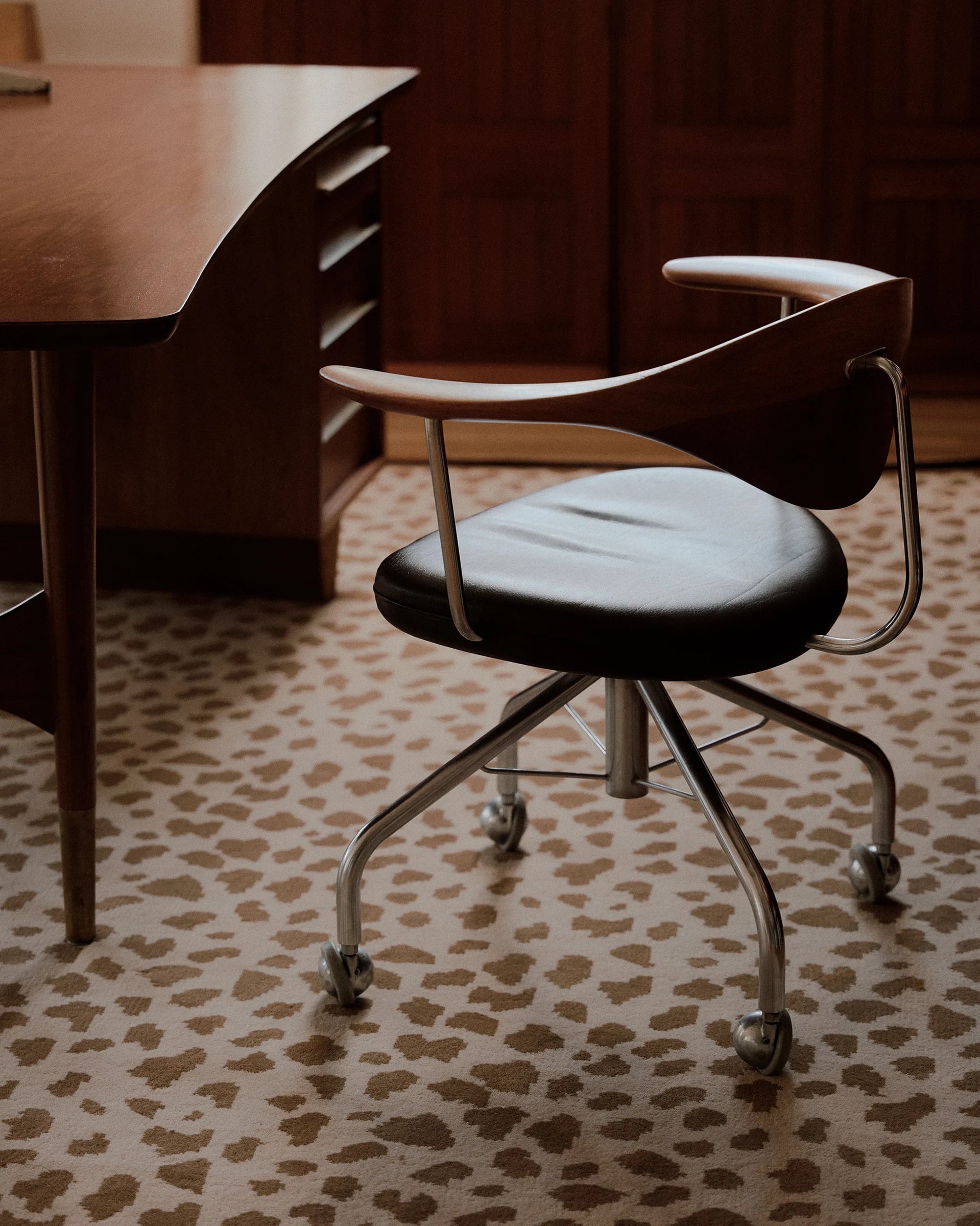 Fleck Hand-Tufted Wool Rug – Abstract Animal Print Carpet for Living ...