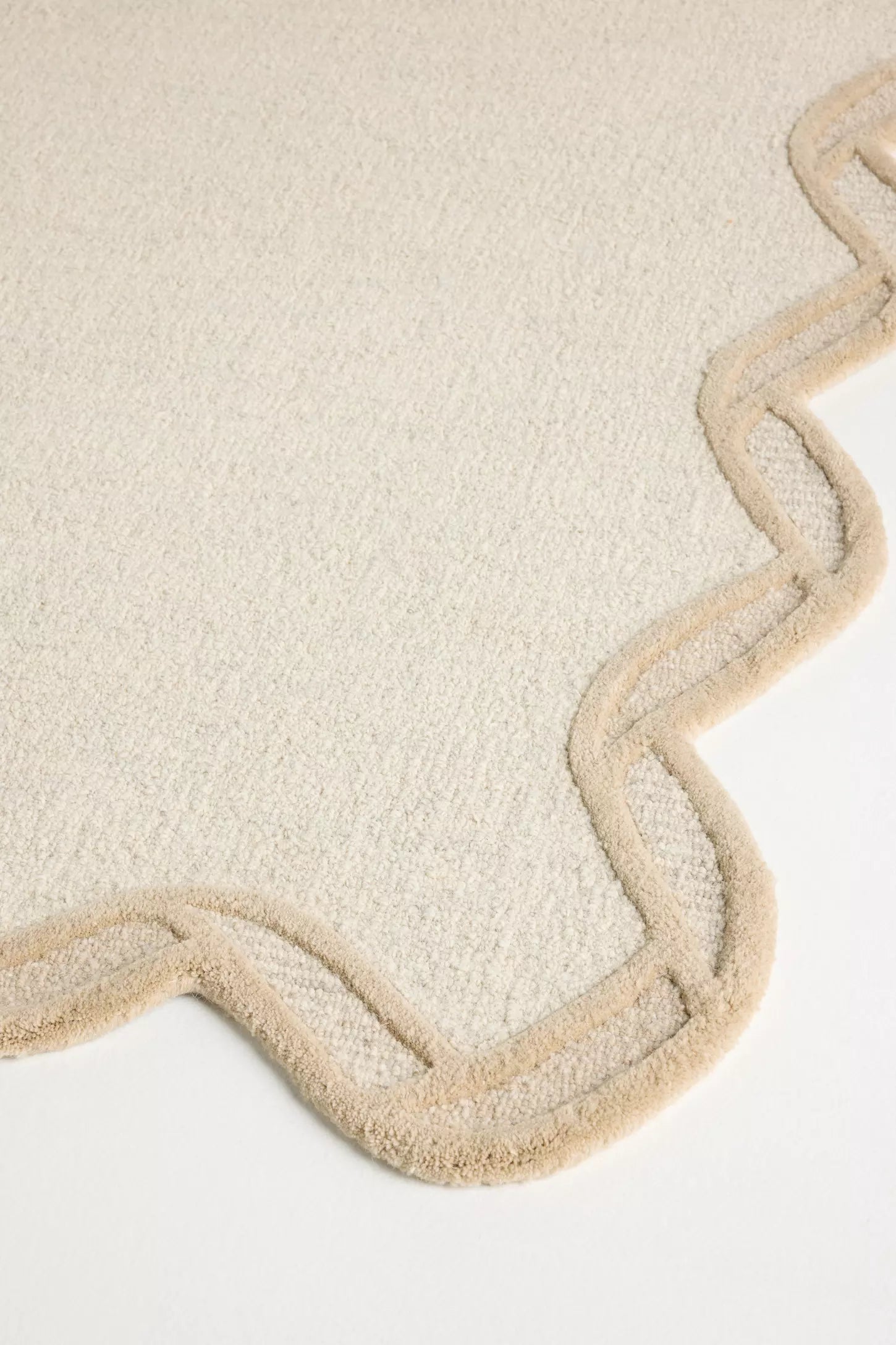 Sandy Wave Beige Hand-Tufted Carpet – Modern Wavy Border Rug
