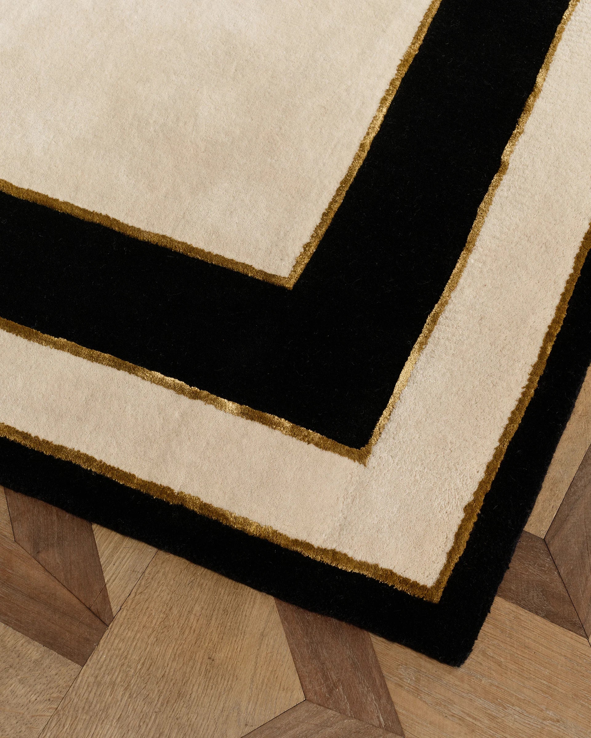 Bordero White woolen Hand Tufted Carpet